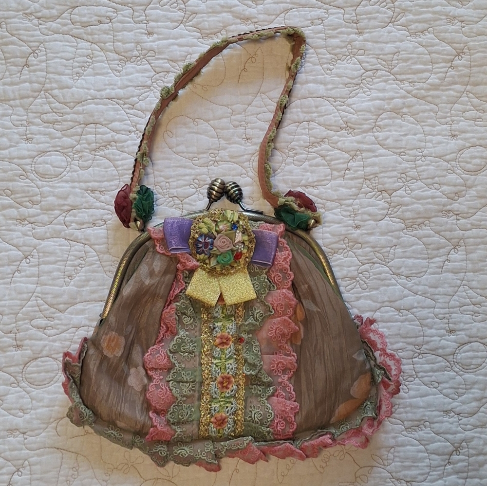 Malina Artisan Style Kiss Clasp Purse - Picture 2 of 9